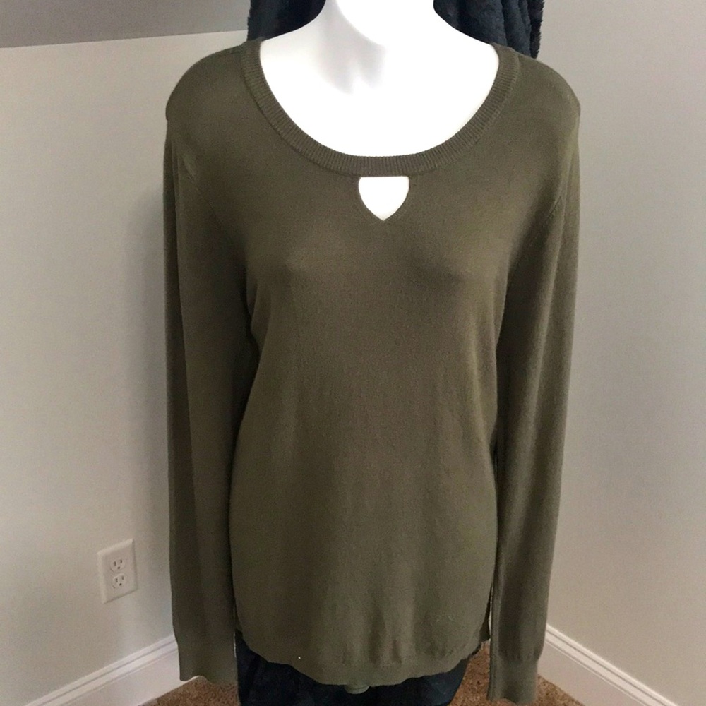 ONE A GREEN LONG SLEEVE SWEATER TUNIC WITH FLOWY SATIN LIKE BACK